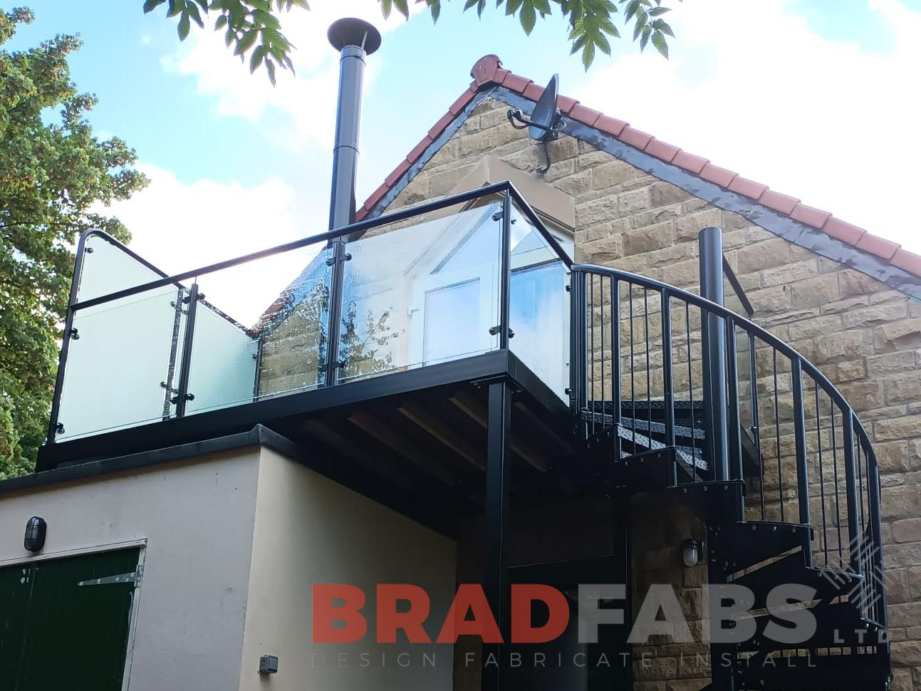 Bradfabs, balcony, steel balcony, metal balcony, privacy screen, glass balustrade 